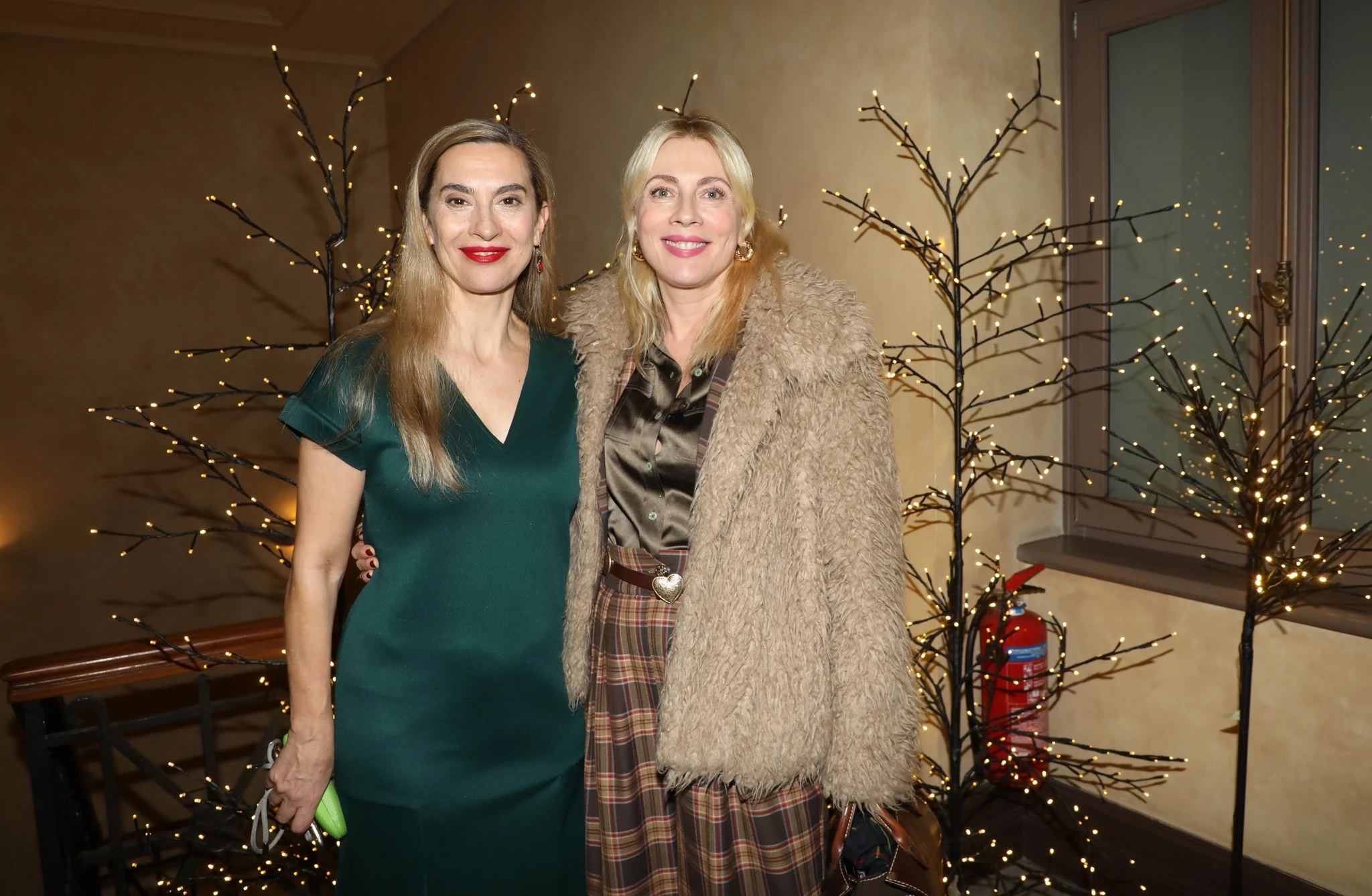 Σμαράγδα Καρύδη | Στην πρεμιέρα της Βίκυς Βολιώτη με τέλειο χειμερινό outfit