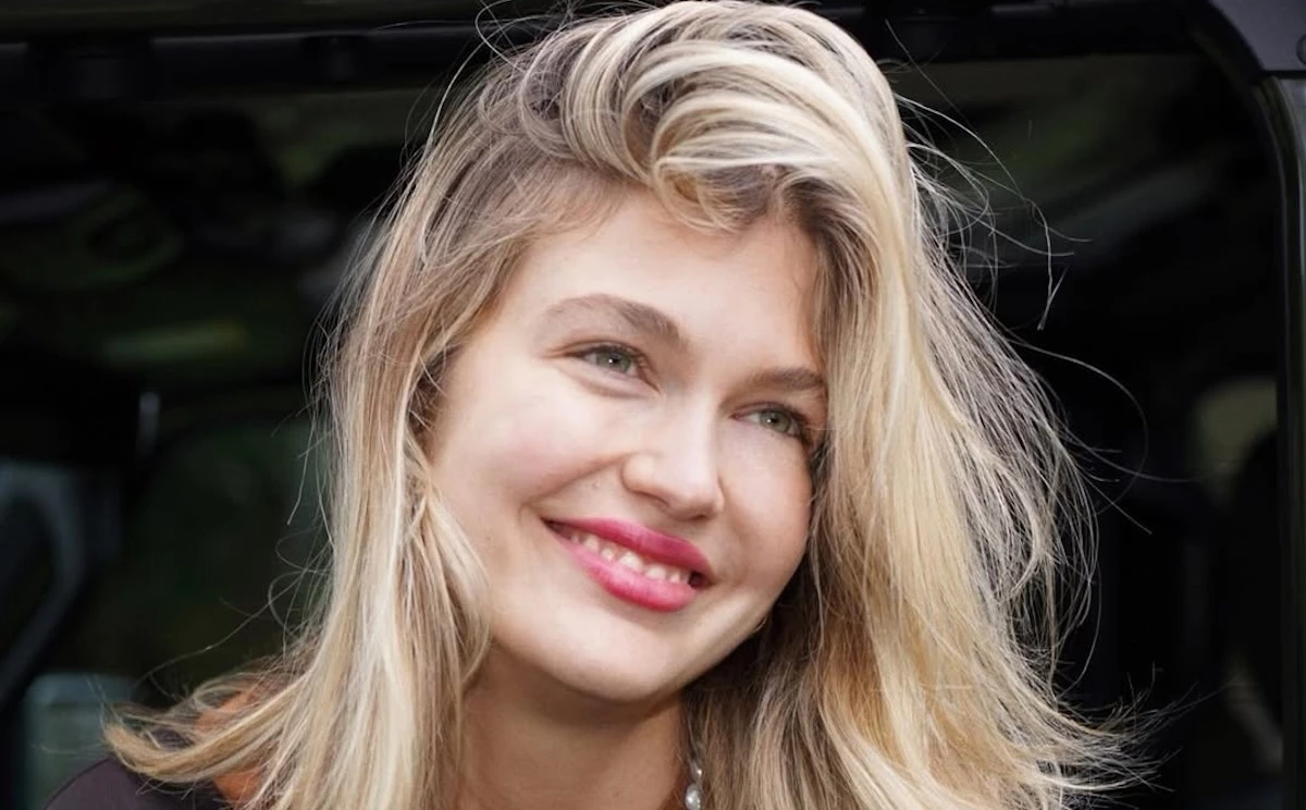 Κλέλια Ανδριολάτου | Πανέμορφο κατάξανθο κοριτσάκι στην αγκαλιά της αδερφής της