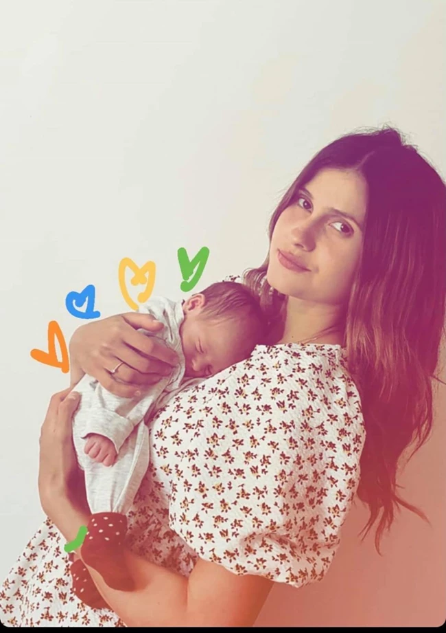 Νικήτρια του ελληνικού Next Top Model ποζάρει με τη νεογέννητη κόρη της για πρώτη φορά