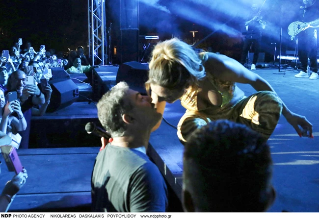 Η Δέσποινα Βανδή και ο Βασίλης Μπισμπίκης είναι αχώριστοι | Το τρυφερό φιλί στη συναυλία της τραγουδίστριας