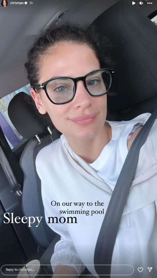 Χριστίνα Μπόμπα | Κολύμπι στην πισίνα με τις δίδυμες κόρες της