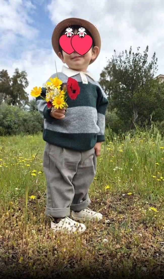 Το πιο στιλάτο αγοράκι | Ο μόλις 2,5 ετών γιος του Λεωνίδα Κουτσόπουλου ποζάρει στην εξοχή