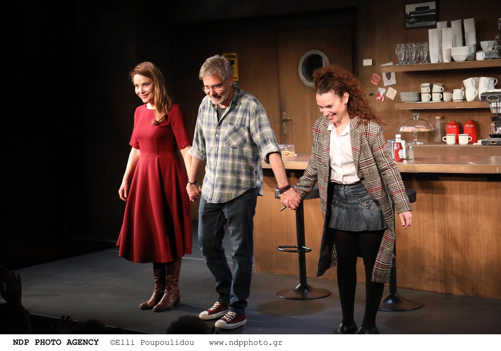 Έλλη Κοκκίνου | Με natural look και το μουσικό της ταίρι σε θεατρική βραδιά