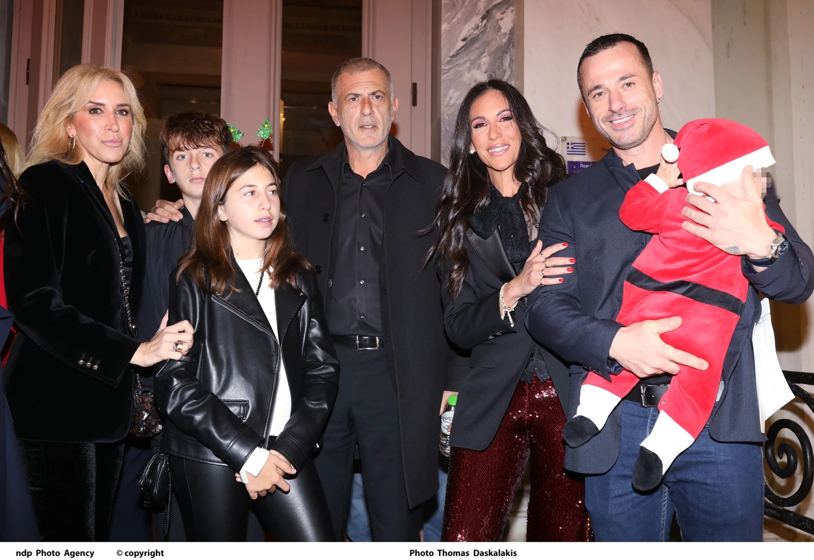 Η Ανθή Βούλγαρη με τον σύζυγο και τον γιο της  στη φωταγώγηση του δέντρου στο Δημοτικό Θέατρο Πειραιά