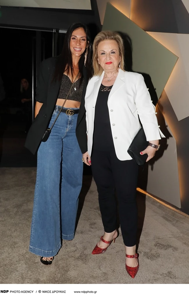 Με denim και crop μπούστο η Ανθή Βούλγαρη σε νυχτερινό κέντρο