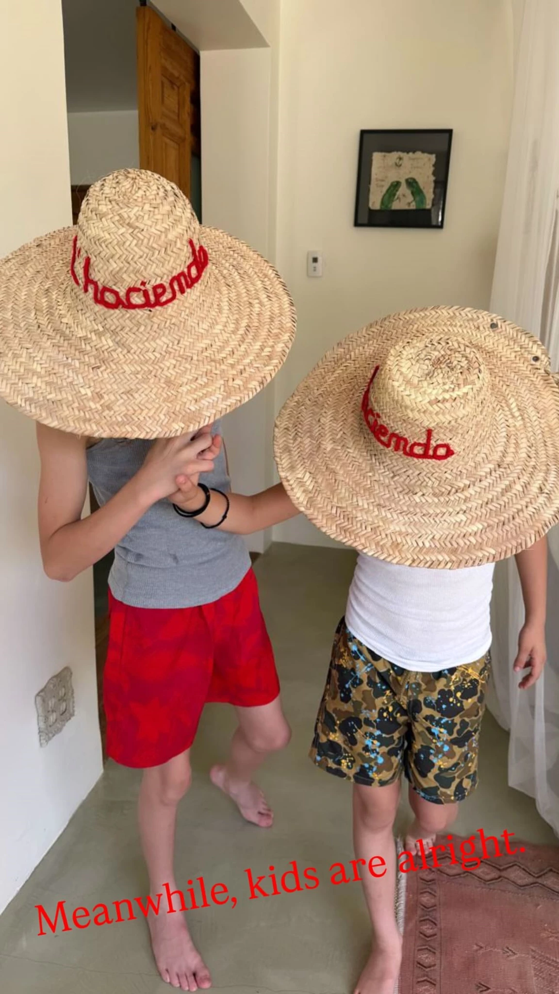 Beach ready | Οι γιοι της Σοφίας Καρβέλα, Νίκος και Νέστορας έτοιμοι για την παραλία