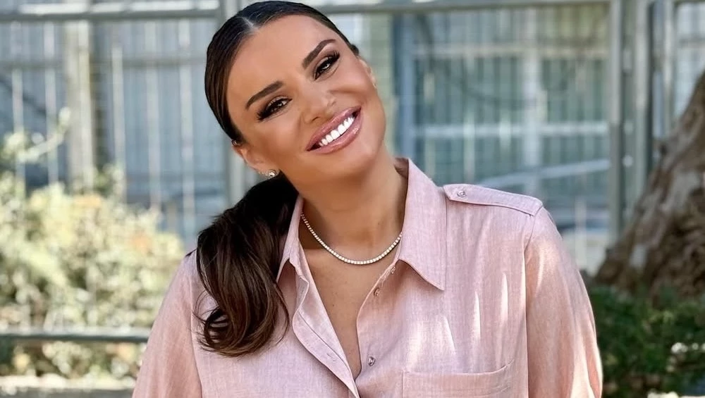 Ελένη Τσολάκη | Με mini μωβ φόρεμα και πλατύ χαμόγελο στην πρεμιέρα του 