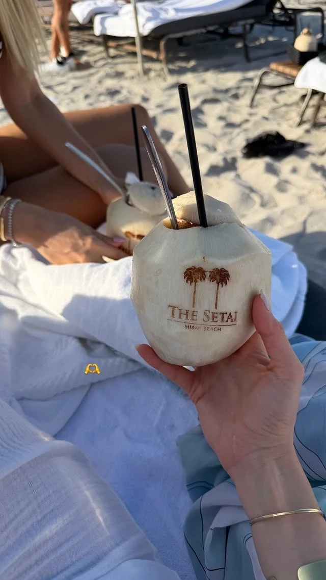 Η Αμαλία Κωστοπούλου σε παραλία του Μαϊάμι