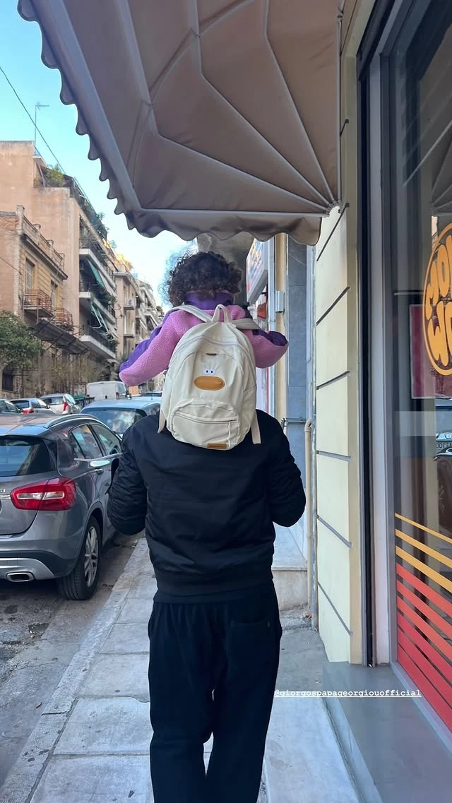 Ο Γιώργος Παπαγεωργίου πηγαίνει την κόρη του στο σχολείο