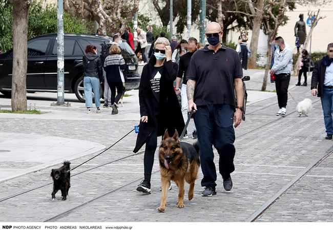 Χριστίνα Κοντοβά | Βόλτα με τον Τζώνη Καλημέρη για τη νέα μαμά μετά την επιστροφή από την Ουγκάντα