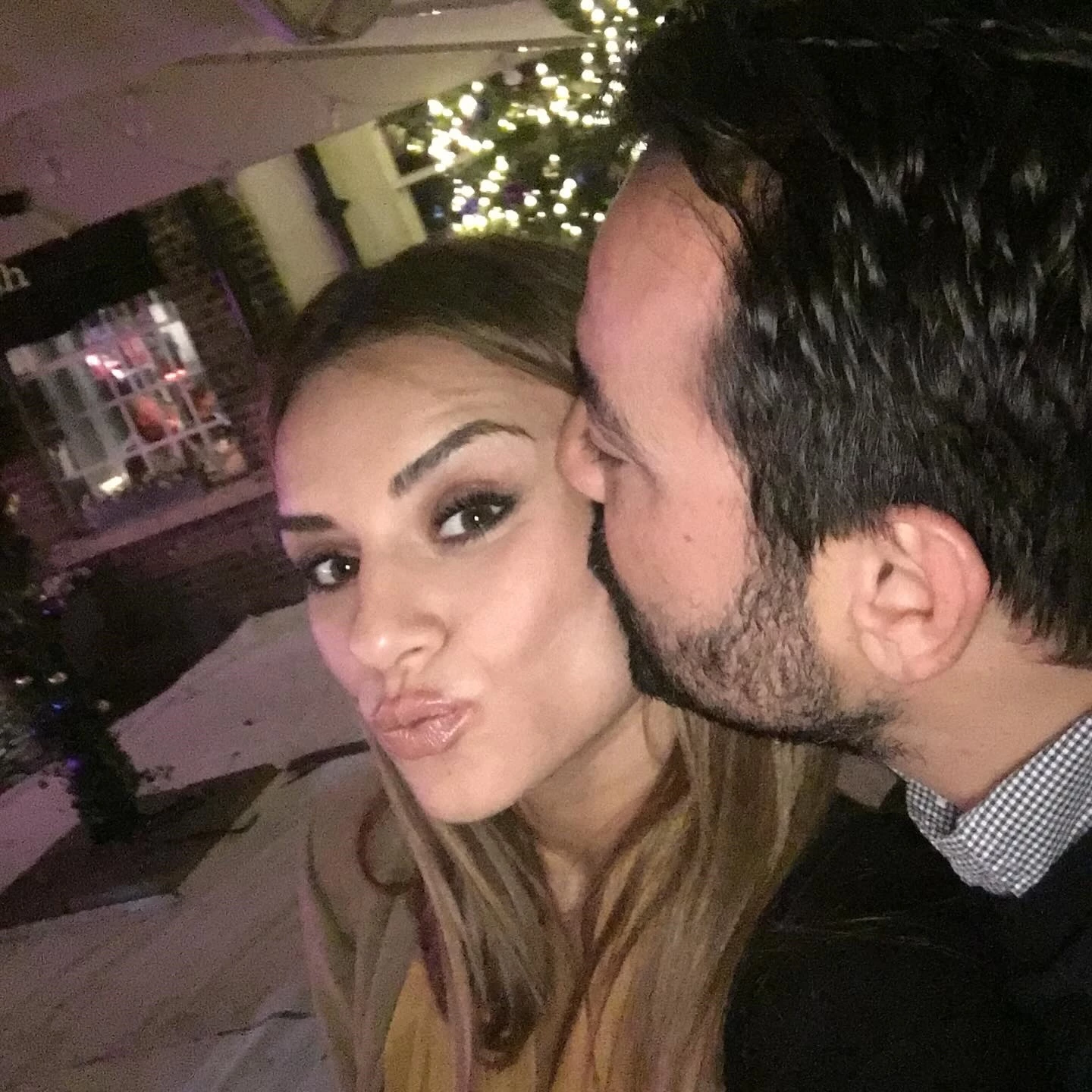 Ελένη Τσολάκη | Η σπάνια φωτογραφία από το 2016 και το γλυκό φιλί στον σύζυγό της, Παύλο Πετρουλάκη