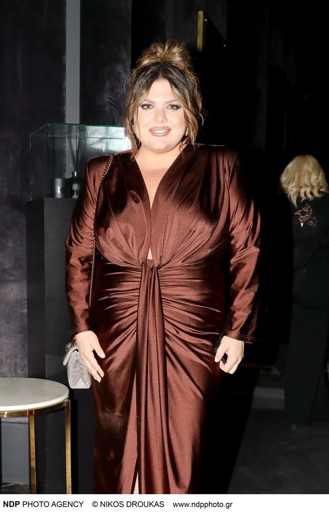 Δανάη Μπάρκα | Στη Μαρινέλλα με καφέ σατέν φόρεμα που "αγκάλιασε" τις καμπύλες της