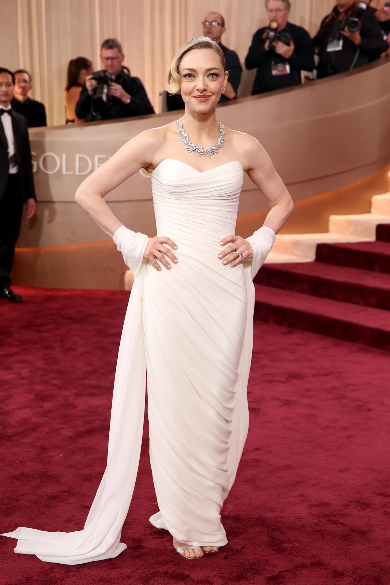 Amanda Seyfried | Χρειάστηκαν 400 ώρες δημιουργίας για το Versace φόρεμά της στις Χρυσές Σφαίρες