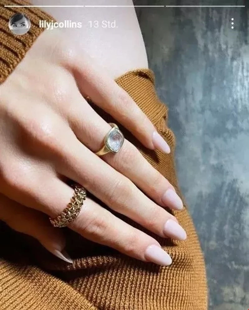 Lily Collins | Πώς πήρε πίσω το αξίας 70.000 ευρώ δαχτυλίδι αρραβώνων της, μετά από τρία χρόνια