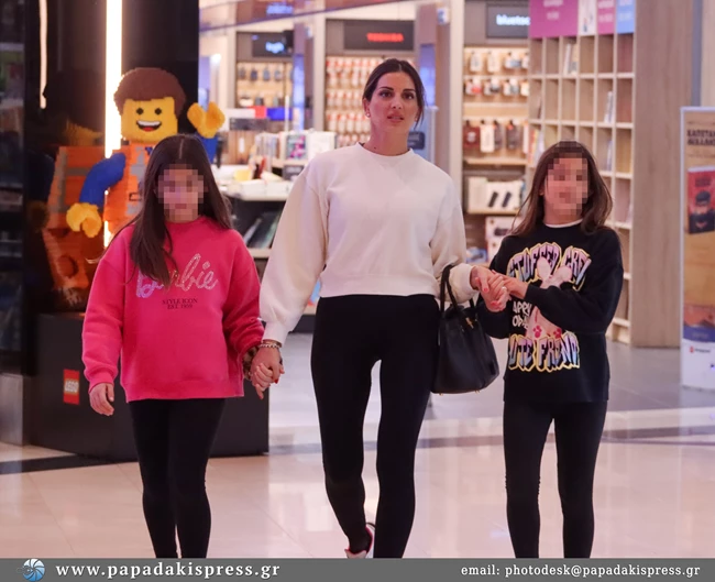 Σταματίνα Τσιμτσιλή | Για shopping με τις κόρες της - Δείτε πόσο έχουν ψηλώσει