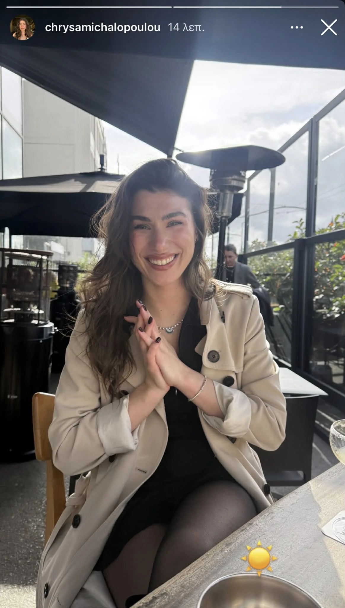 Η Χρύσα Μιχαλοπούλου με το μοναδικό πανωφόρι που θα χρειαστείς την άνοιξη