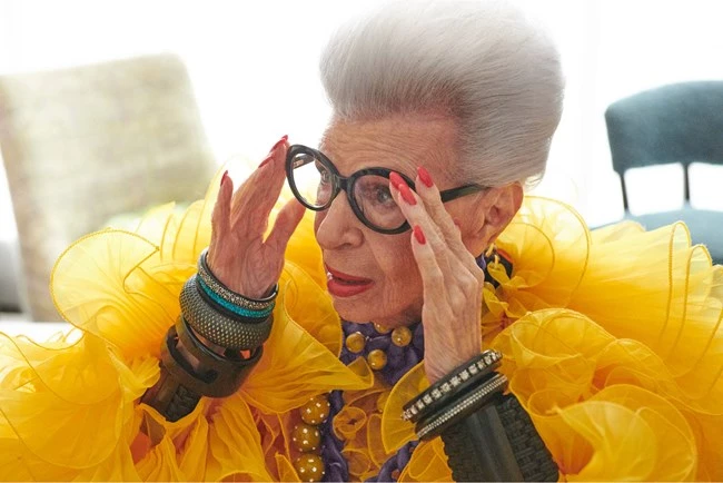 H&M | Ενώνει τις δυνάμεις με το fashion icon Iris Apfel για τα 100α γενέθλιά της