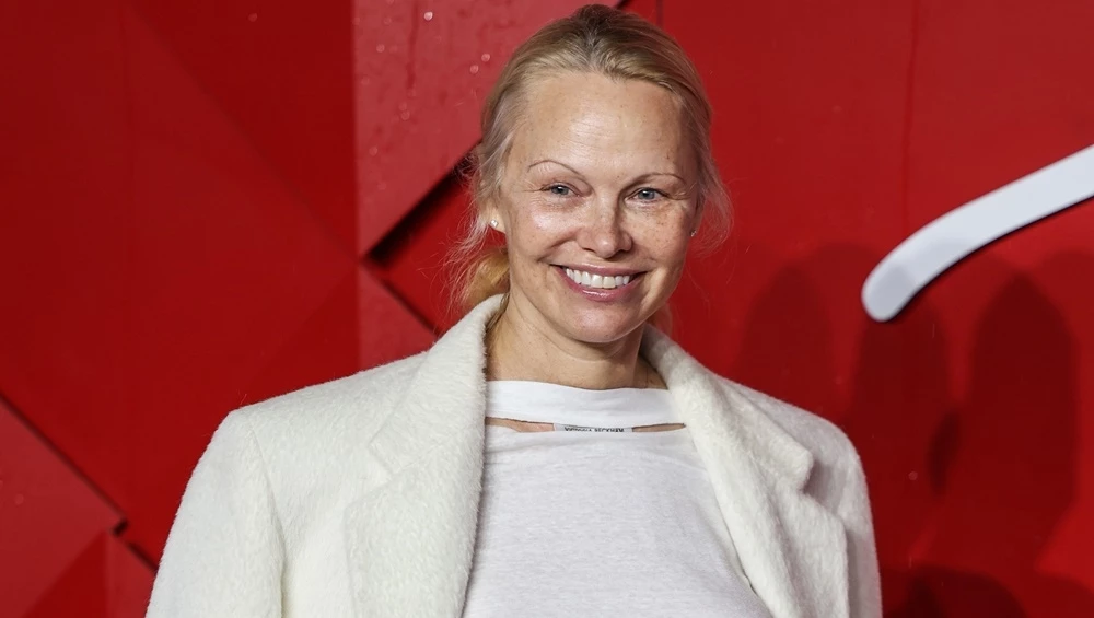 Pamela Anderson | Το νέο hair look της αποδεικνύει ότι οι αφέλειες είναι το τέλειο κούρεμα για γυναίκες άνω των 50