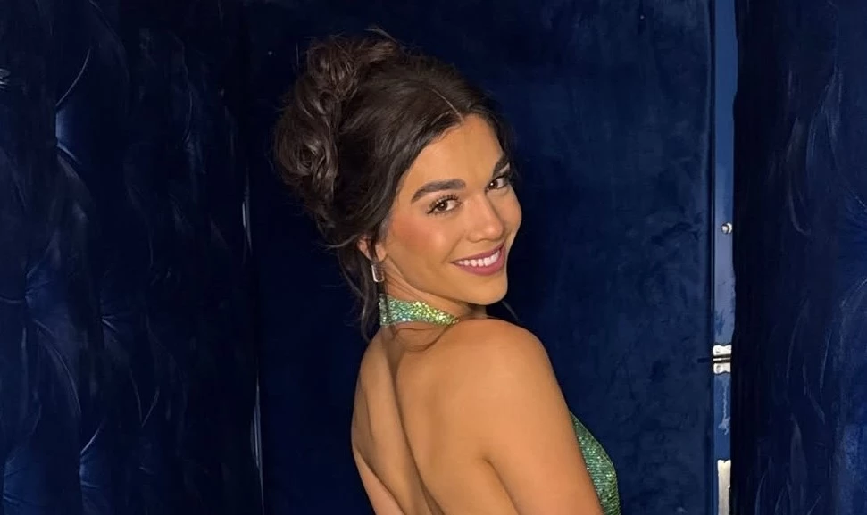 Μελίνα Νικολαΐδη | Με το μαγιό της καθισμένη στα βράχια και φόντο το απέραντο γαλάζιο