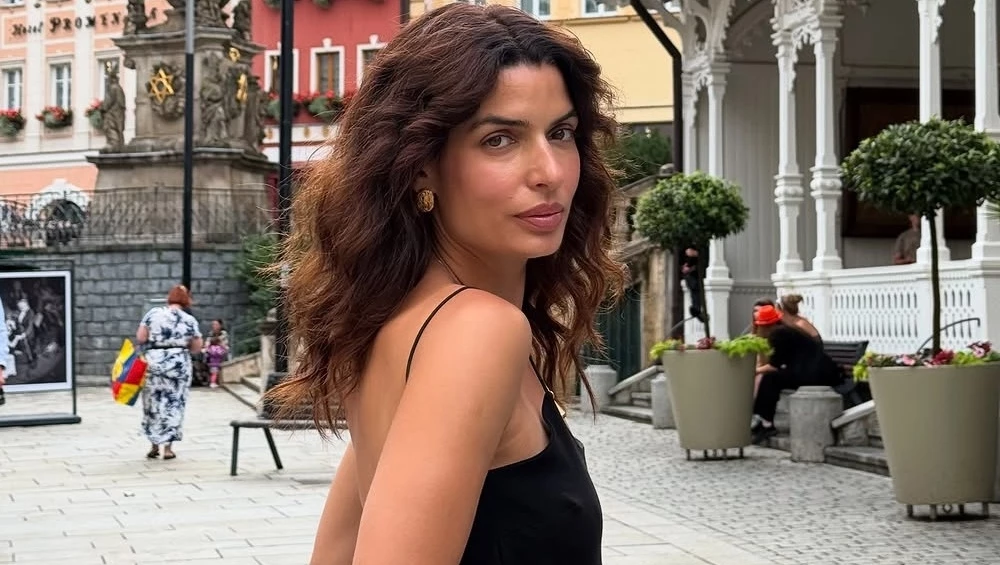 Η Τόνια Σωτηροπούλου με σατινέ φόρεμα στην τέλεια απόχρωση - Θα το βρεις στην Pink Woman