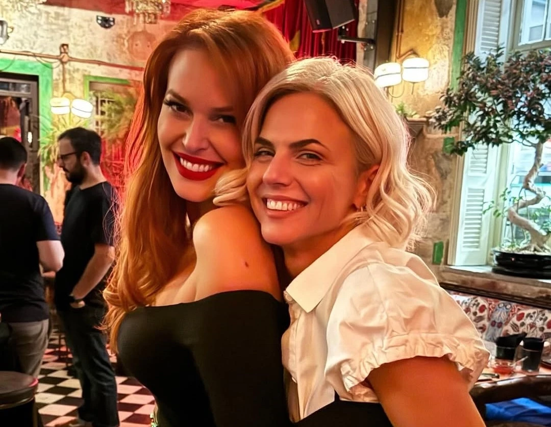 Σίσσυ Χρηστίδου & Χριστίνα Κοντοβά | Με εντυπωσιακά βραδινά σύνολα σε πολυτελές ξενοδοχείο της πρωτεύουσας