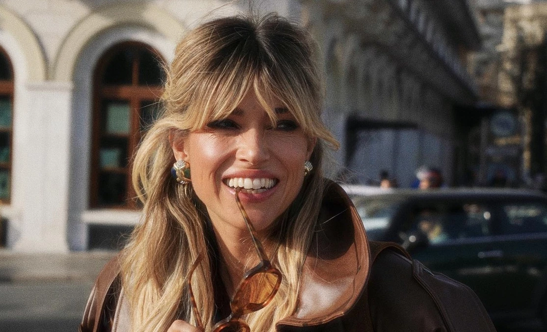 Full in love η Βάσια Κωσταρά | Τα τρυφερά φιλιά με τον σύντροφό της στο Λονδίνο