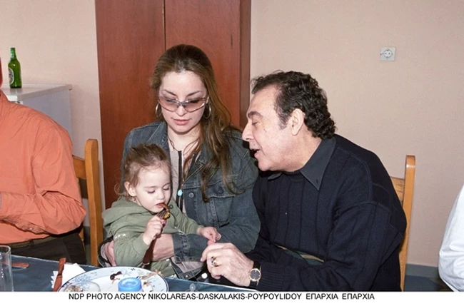 21 χρόνια πριν | Όταν η Άντζελα Γκερέκου και ο Τόλης Βοσκόπουλος έκαναν Πάσχα στην Κέρκυρα