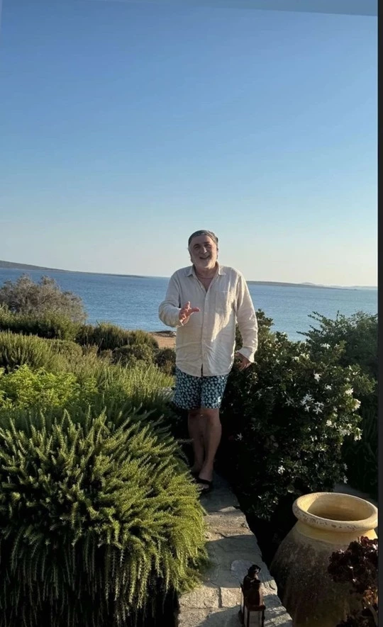 Στον ολάνθιστο κήπο του Λάκη Λαζόπουλου στην Πάρο | Η συγκλονιστική θέα στη θάλασσα