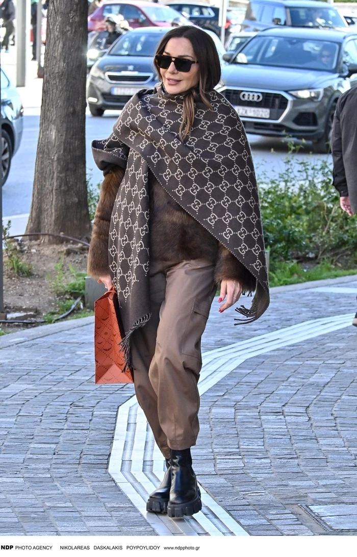 Η Δέσποινα Βανδή με το παντελόνι που θα αντικαταστήσει το τζιν παντελόνι σου την άνοιξη