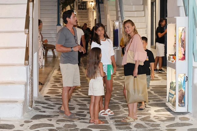 Δέσποινα Καμπούρη | Σε μία σπάνια οικογενειακή έξοδο με τον σύζυγο και τις κόρες της, Ελένη και Χριστίνα