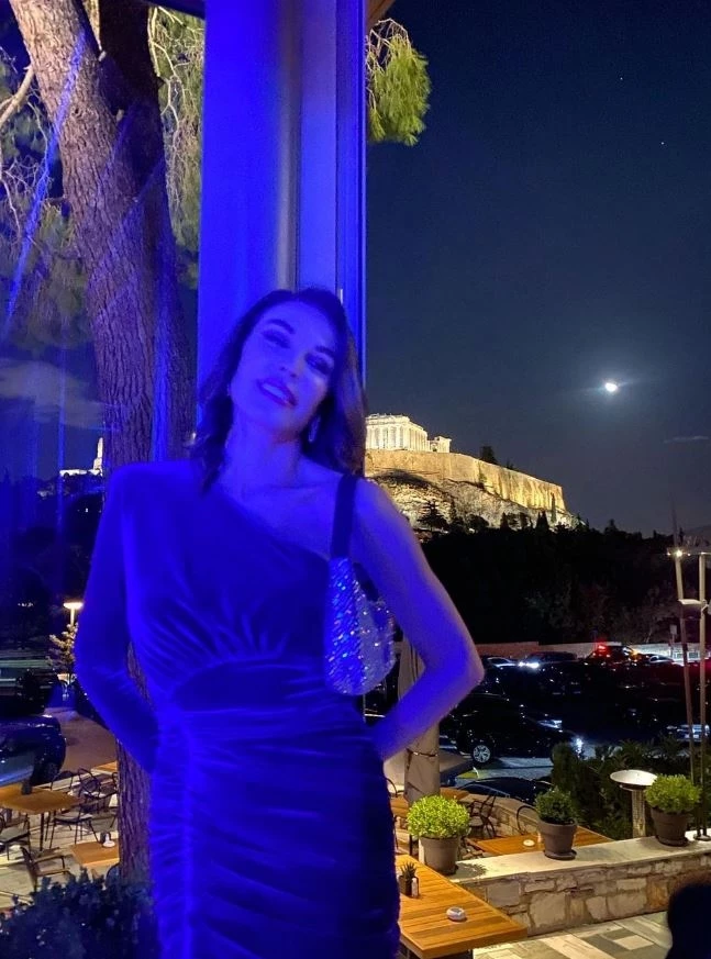 Τατιάνα Στεφανίδου  | Με μίνι βελούδινο φόρεμα σε πάρτι στο κέντρο της Αθήνας - Τα οπισθοδρομικά σχόλια