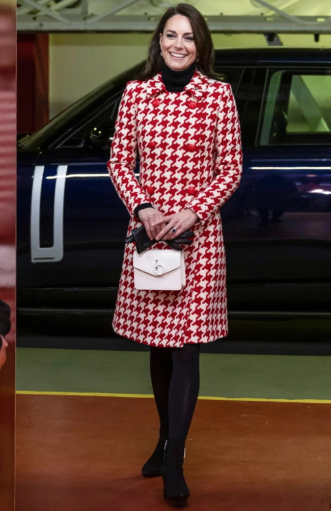 Θες πραγματικά να ξεχωρίζεις με την εμφάνισή σου; Το statement παλτό της Kate Middleton είναι ό,τι χρειάζεσαι