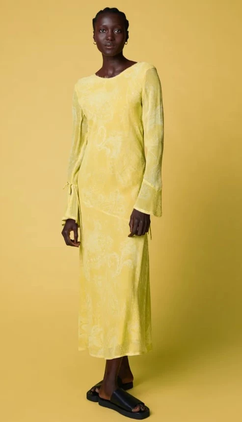 Το H&M φόρεμα της Σταματίνας Τσιμτσιλή που θα φορέσουμε όσο κανένα άλλο στο γραφείο και τις εξόδους