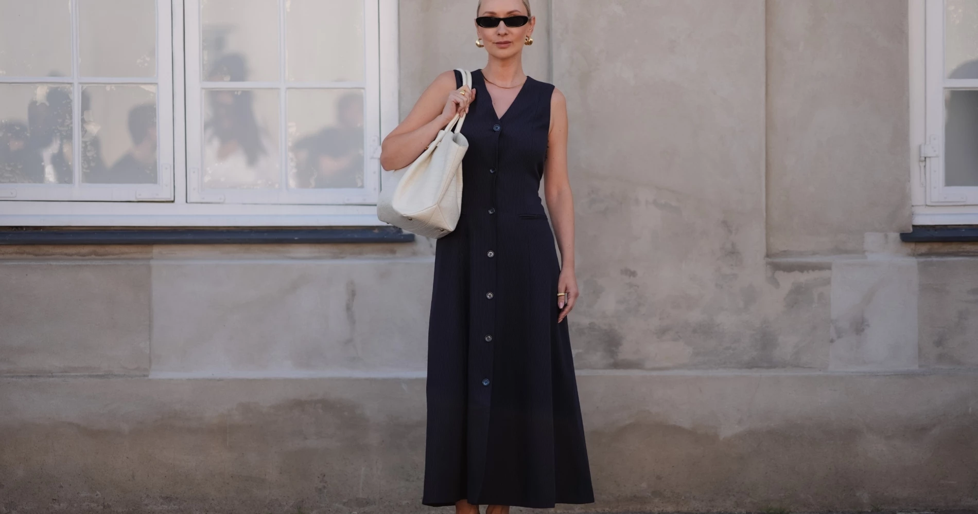 Αυτό το μαύρο φόρεμα από τη Zara είναι η ευκολοφόρετη επιλογή για όλες τις σου τις καλοκαιρινές βόλτες