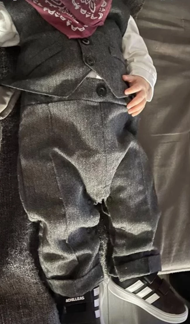 Άκης Πετρετζίκης | Μας δείχνει τον τεσσάρων μηνών γιο του με κοστούμι, γιλέκο και custom αθλητικά