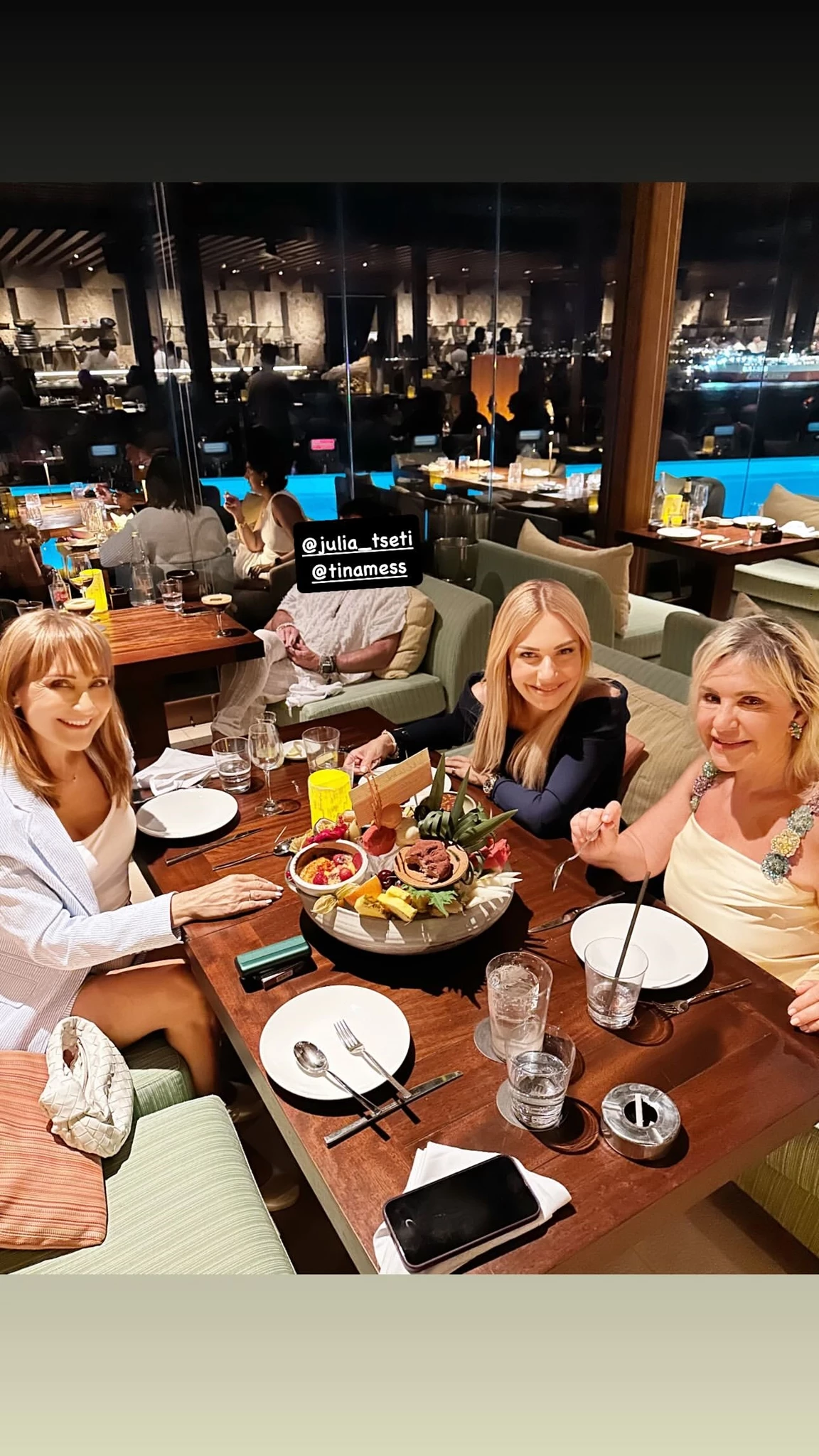 Μάρα Zαχαρέα | Για cocktails με τις διάσημες φίλες της