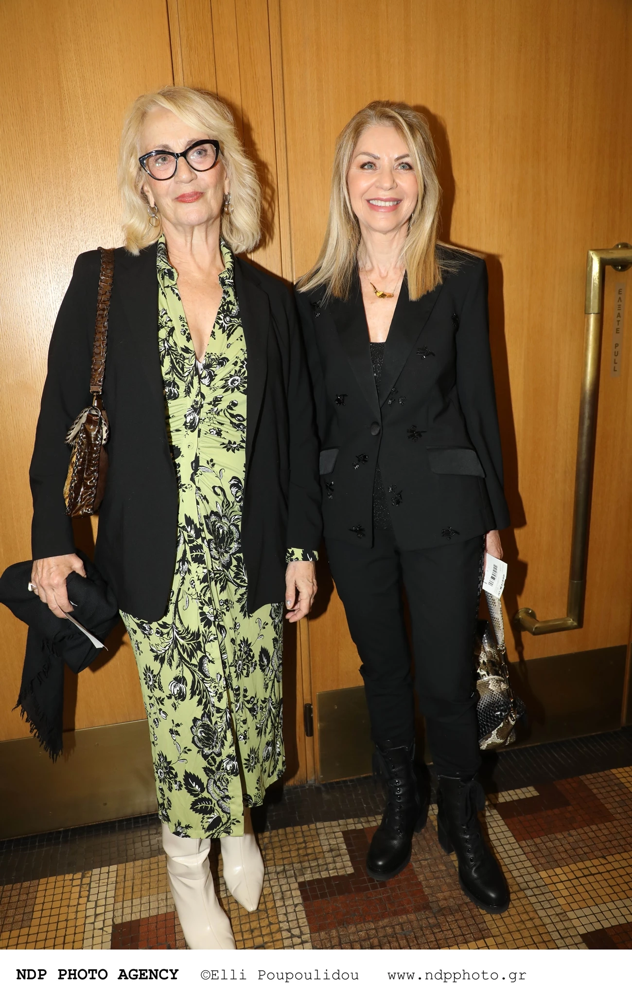 Έλλη Στάη | Με total black outfit σε θεατρική πρεμιέρα στο Παλλάς