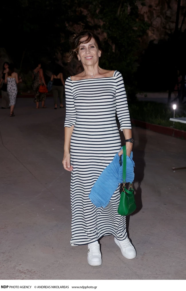 Κατερίνα Διδασκάλου | Η εμφάνιση με μακό φόρεμα στο θέατρο Βράχων