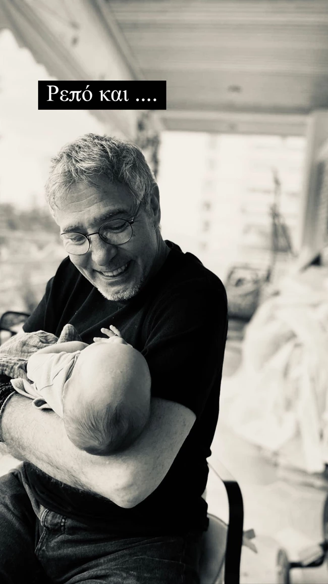 Ο Θοδωρής Αθερίδης κρατάει στην αγκαλιά του τον νεογέννητο εγγονό του και "λιώνει" από ευτυχία