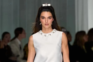 Η Βάσια Κωσταρά υιοθέτησε το πιο διάσημο color trend, ακολουθώντας το αγαπημένο styling tip των fashionistas