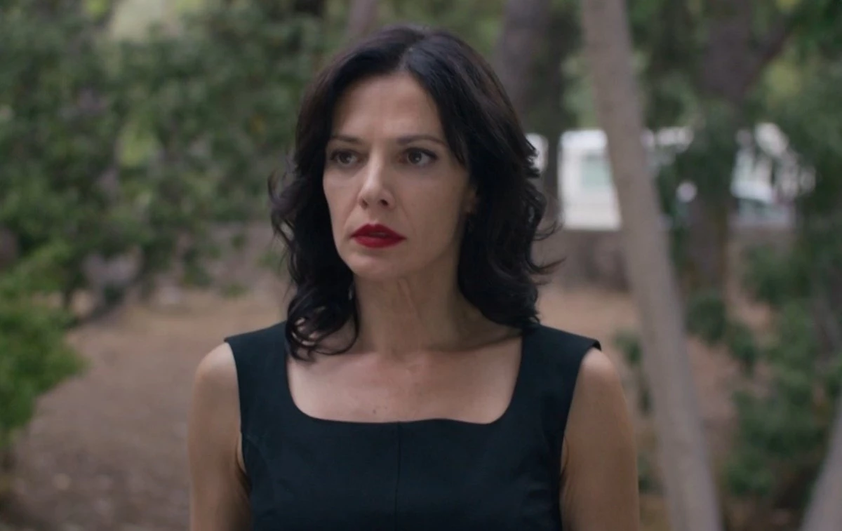 Η Μαριλίτα Λαμπροπούλου ξεκίνησε τις καλοκαιρινές βουτιές | Με κόκκινο μαγιό στην ξαπλώστρα