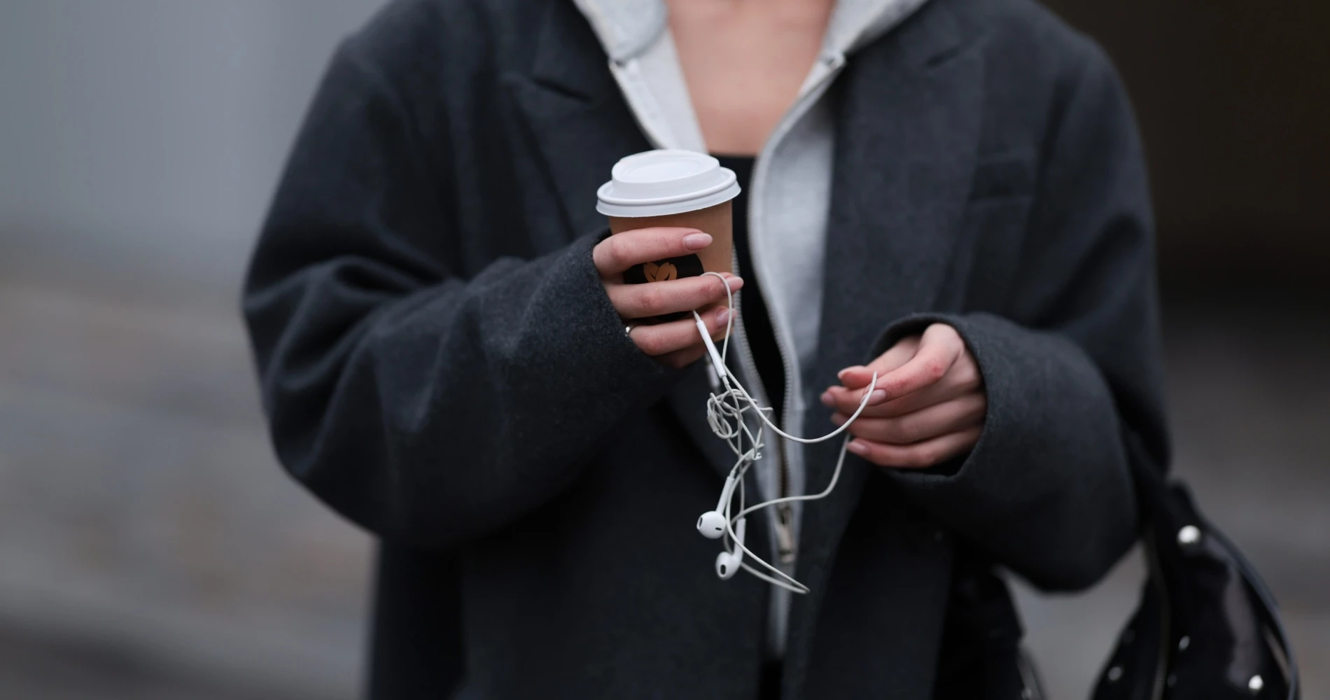 Italian Manicure | Το trick για να βάφεις τα νύχια σου και να δείχνουν αμέσως πιο μακριά