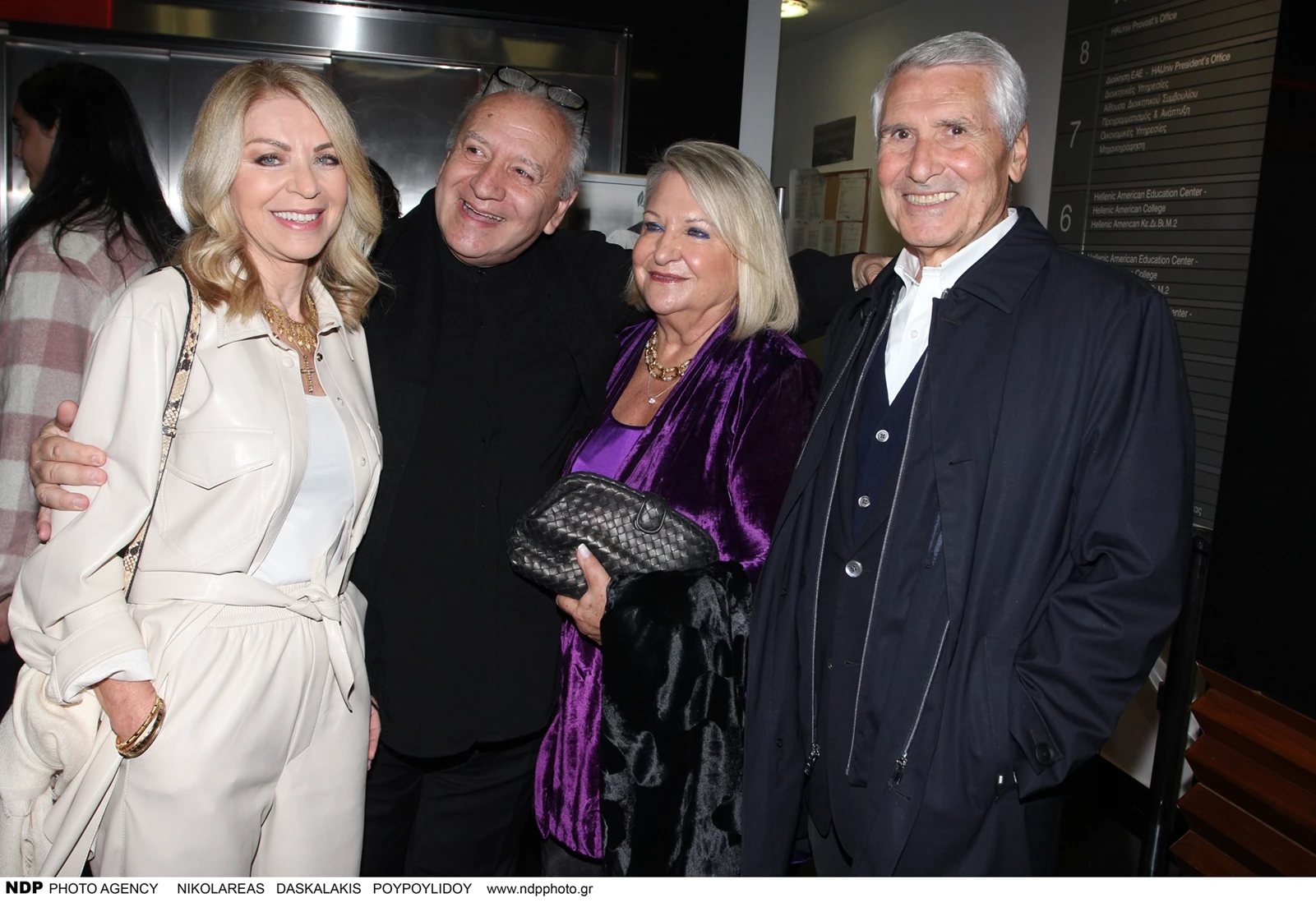 Έλλη Στάη | Με total beige δερμάτινο σύνολο στο κέντρο της Αθήνας