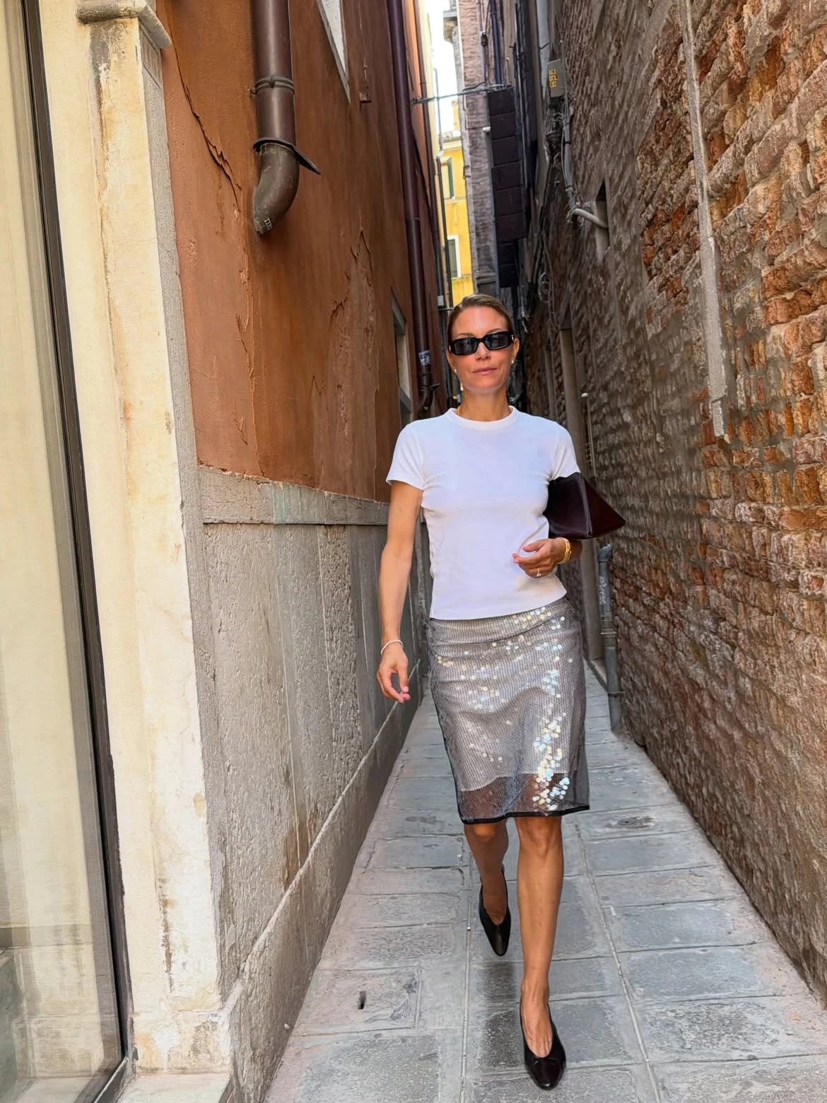 To effortless cool look της Βίκυς Καγιά με λευκό t-shirt και φούστα με παγιέτες στη Βενετία