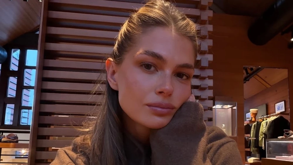 Το minimal μανικιούρ της Αμαλίας Κωστοπούλου που θα βλέπεις παντού την άνοιξη