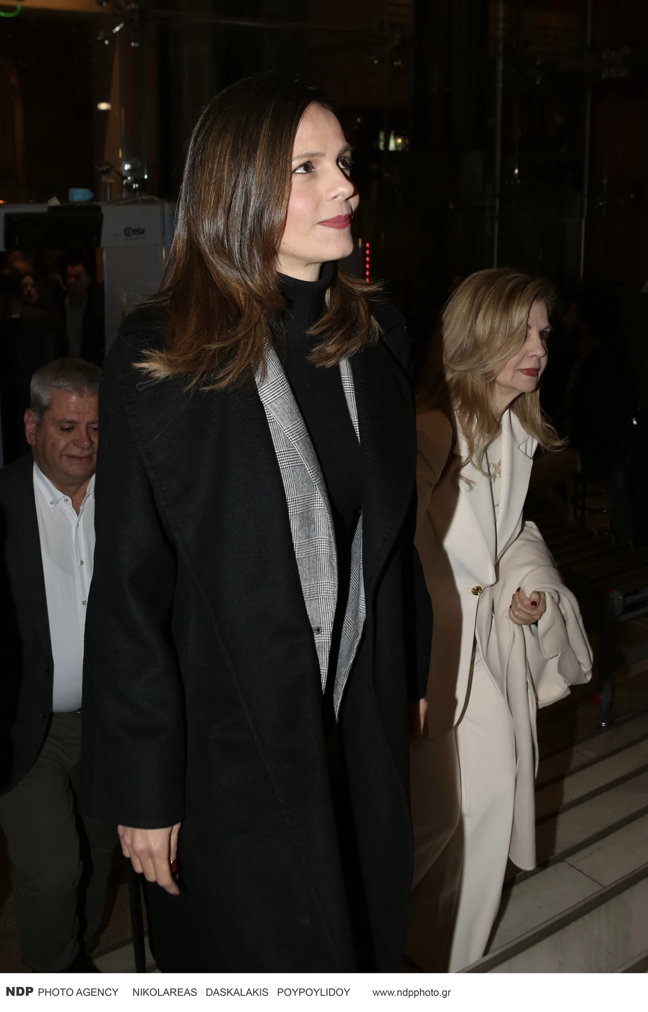 Έφη Αχτσιόγλου - Κατερίνα Νοτοπούλου | Τα διαχρονικά παλτό που φόρεσαν με επίκαιρο τρόπο στο Παλλάς