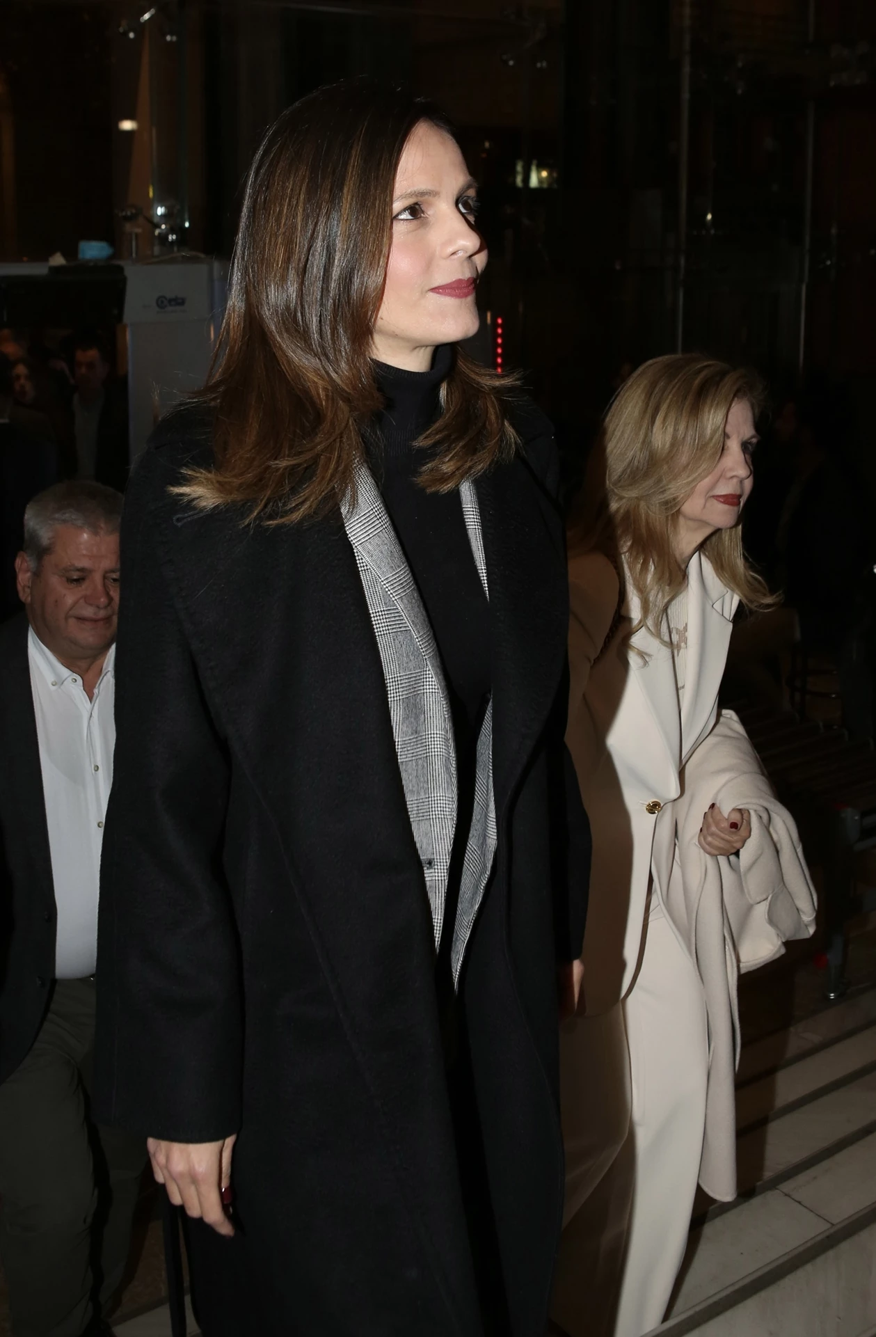 Έφη Αχτσιόγλου - Κατερίνα Νοτοπούλου | Τα διαχρονικά παλτό που φόρεσαν με επίκαιρο τρόπο στο Παλλάς