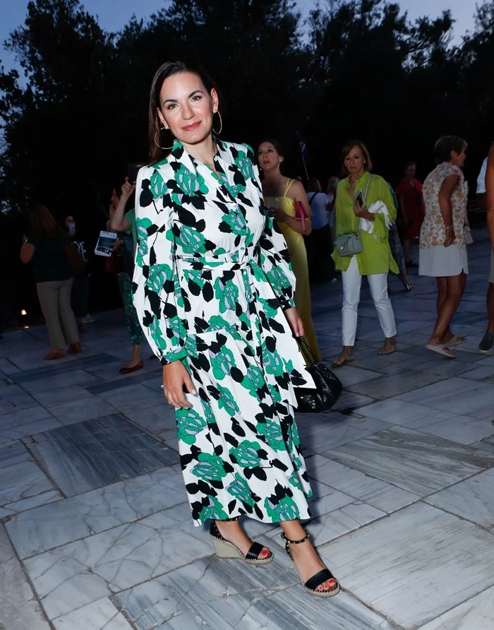 Η Όλγα Κεφαλογιάννη με πέδιλα που είναι ιδανικά για τις διακοπές