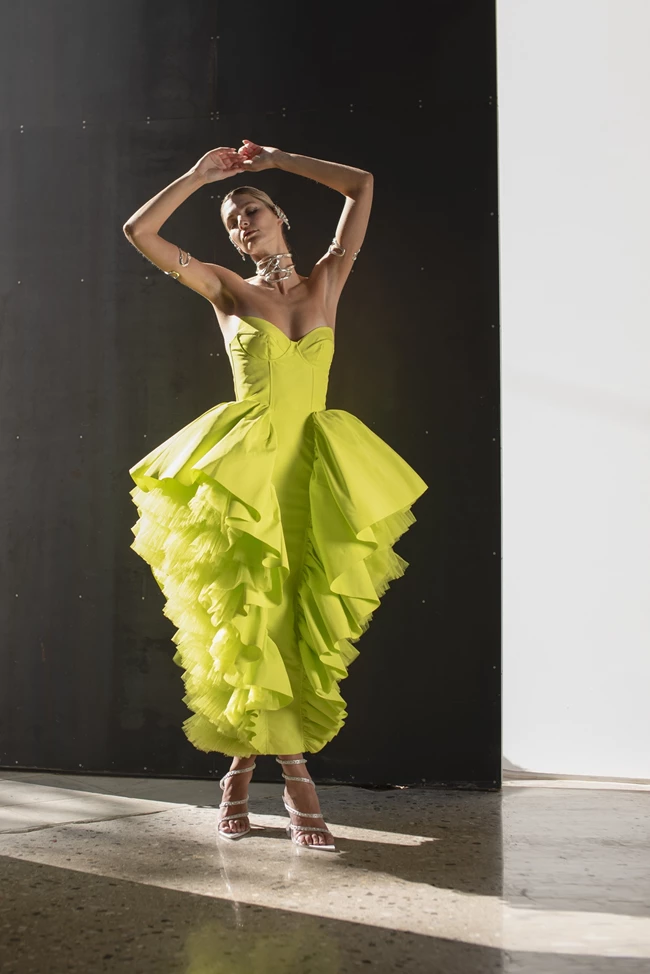 Η model instructor του GNTM Μαίρη Βυτινάρος φωτογραφίζεται με τα πιο cool party φορέματα από τη νέα Η&M συλλογή