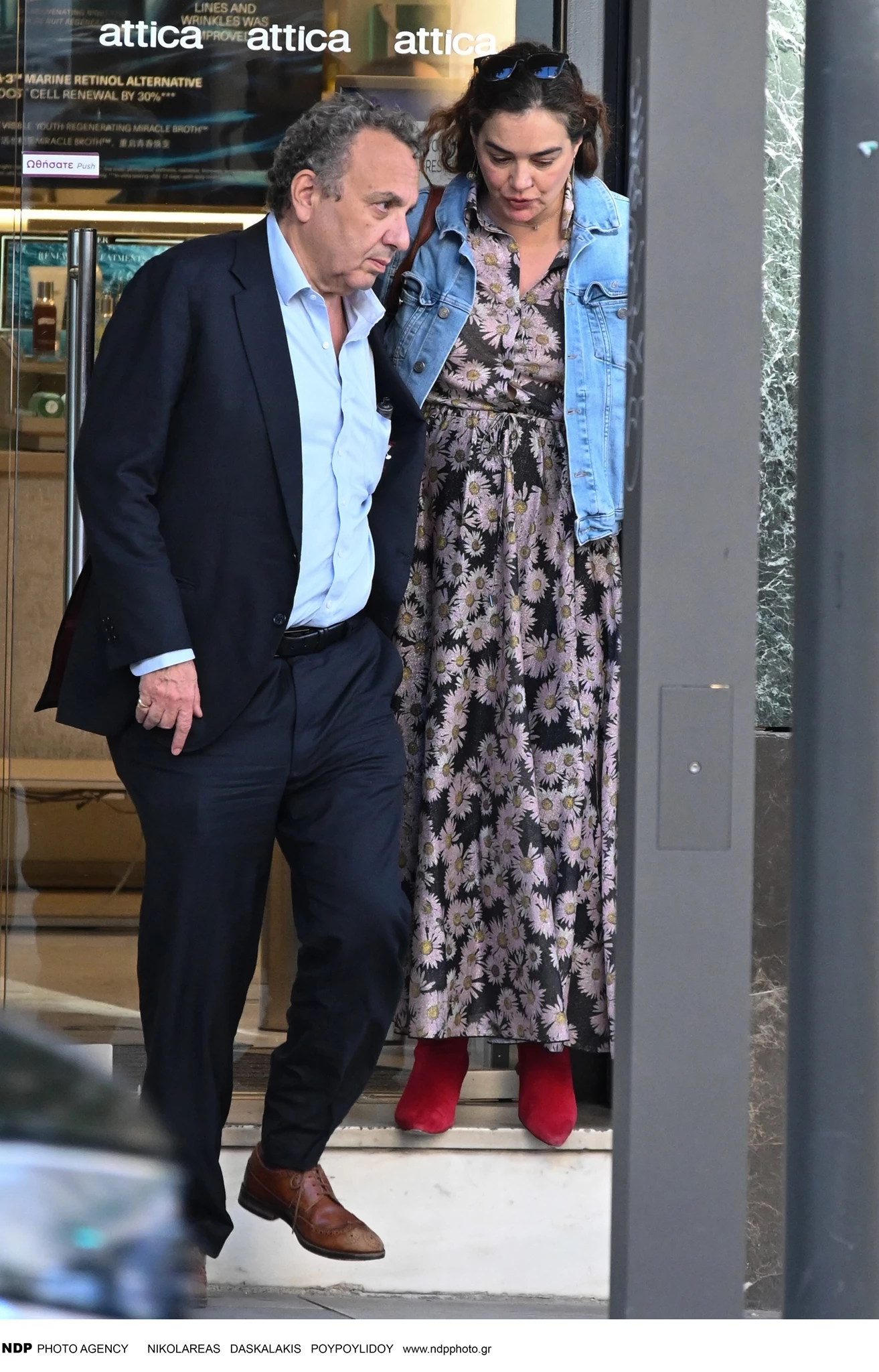 Γωγώ Μπρέμπου | Με κόκκινα suede μποτάκια σε βόλτα με τον Χρήστο Χωμενίδη